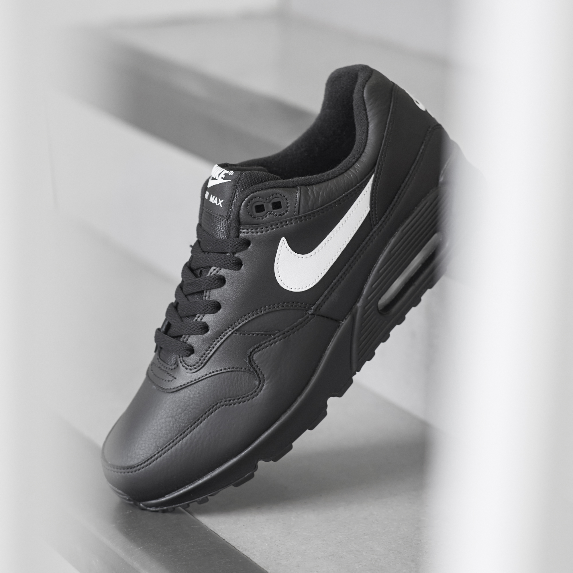 nike air max black and white